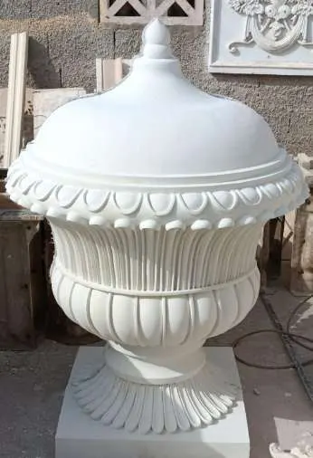 تيجان ومزهريات مغطاة