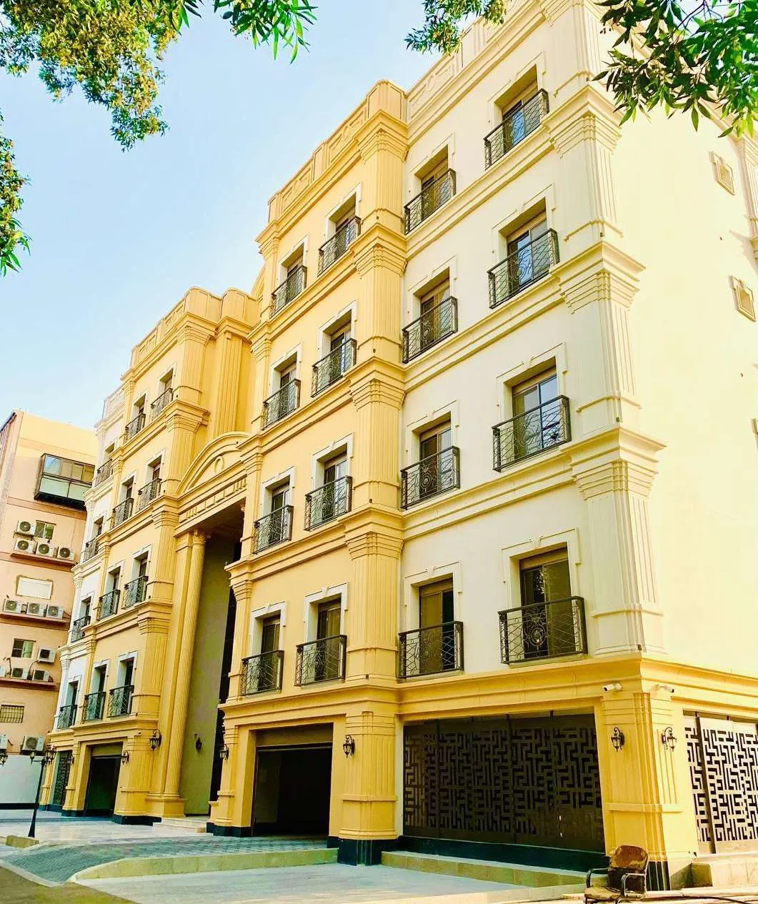 عمارة سكنية — أعمدة وتيجان وبراويز نوافذ